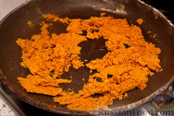 Солёные булочки с начинкой из обжаренной муки и пряностей
