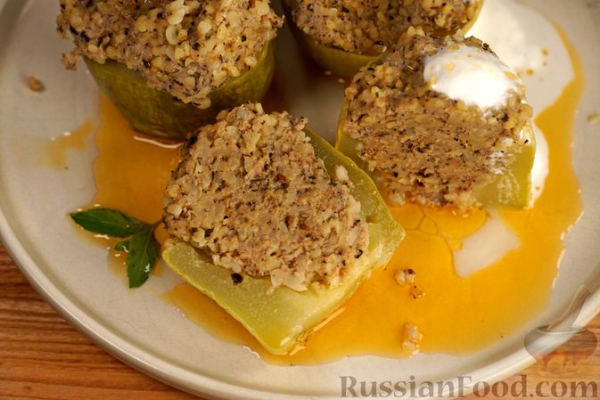 Фаршированные кабачки с йогуртовым соусом