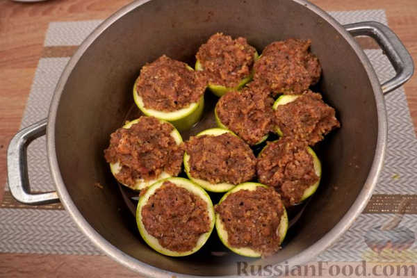 Фаршированные кабачки с йогуртовым соусом