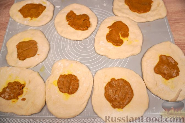 Солёные булочки с начинкой из обжаренной муки и пряностей