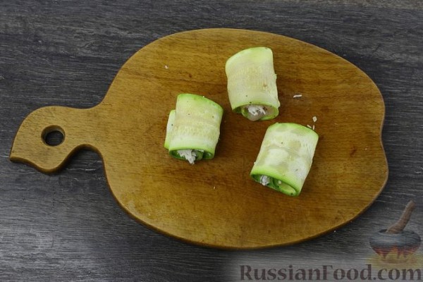Рулетики из кабачков с курицей