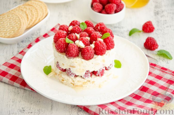 Десерт из творога, с малиной и печеньем