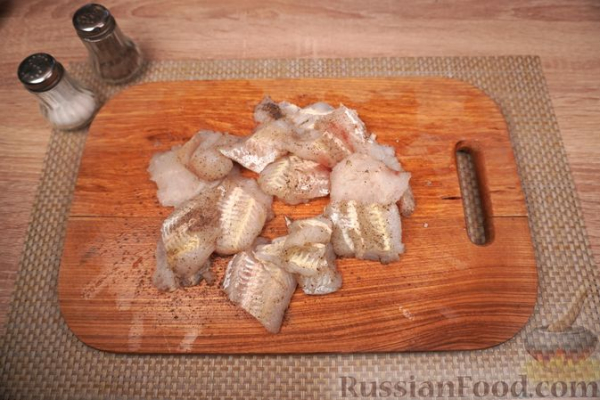 Хек, запечённый с кабачками и сливочным соусом