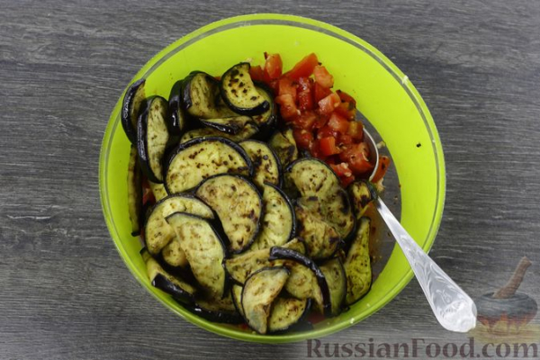 Острая закуска из жареных баклажанов с помидорами