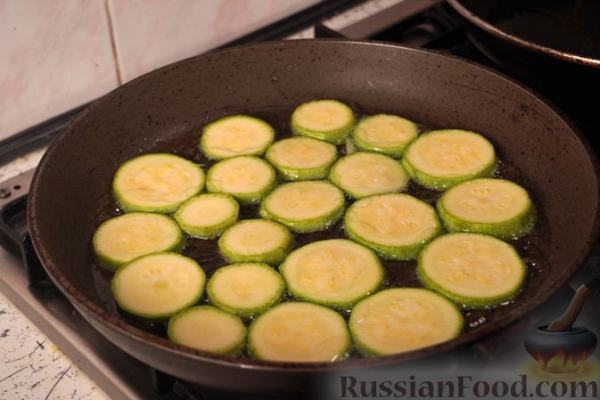 Запеканка из кабачков, с помидорами, беконом и сыром