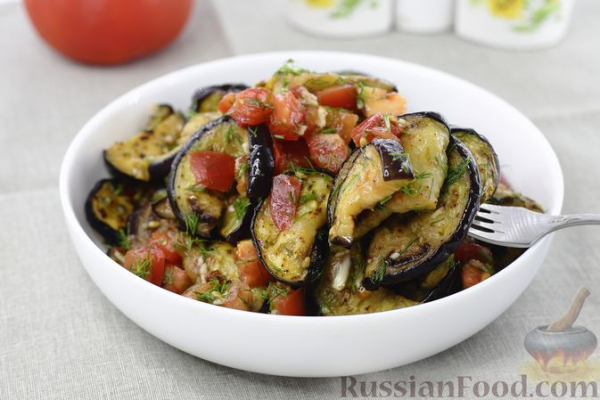 Острая закуска из жареных баклажанов с помидорами