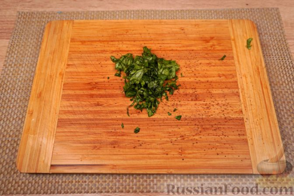 Брускетты с анчоусами в цитрусовом маринаде, фетой и оливками