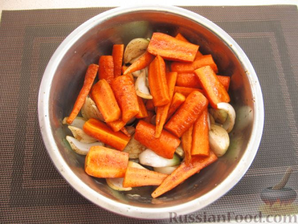 Молодая морковь, запечённая с луком