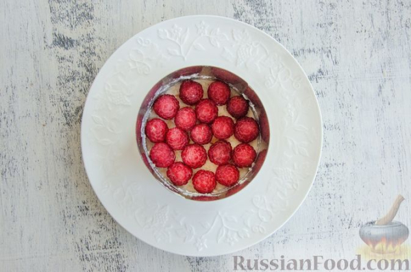 Десерт из творога, с малиной и печеньем