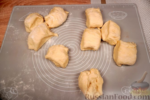 Солёные булочки с начинкой из обжаренной муки и пряностей