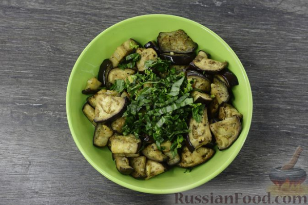 Закуска из запечённых баклажанов с базиликом и чесноком