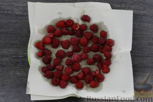 Шоколадный пирог с малиной