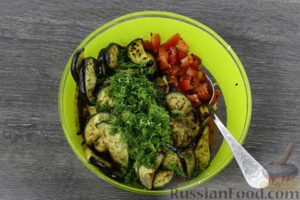 Острая закуска из жареных баклажанов с помидорами