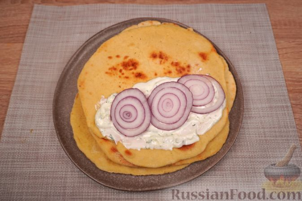 Гирос с белой рыбой и соусом дзадзики