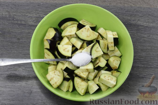 Закуска из запечённых баклажанов с базиликом и чесноком