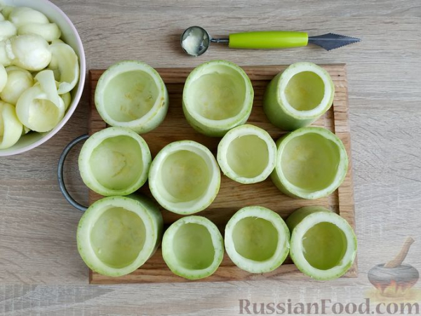 Кабачки, фаршированные булгуром, шампиньонами и морковью (в духовке)